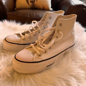 Converse Woman’s Tennis Shoes